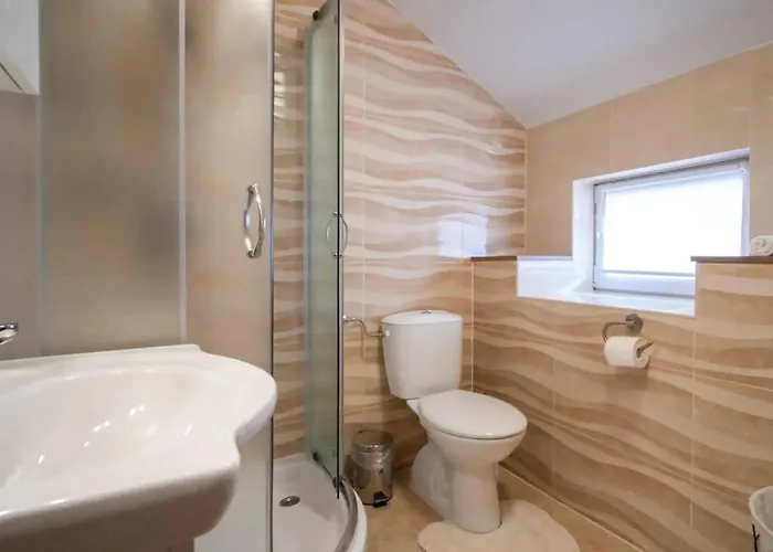 2 Bedroom Amazing In Vakantiehuis Veli Brgud